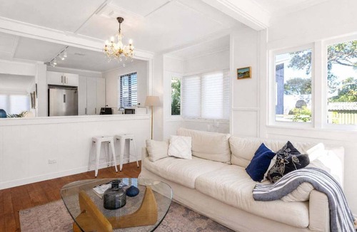 Surfdale Cottage | Oscar's Cottage by Waiheke Pure, charming, renovated, central