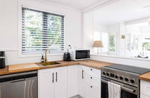 Surfdale Cottage | Oscar's Cottage by Waiheke Pure, charming, renovated, central