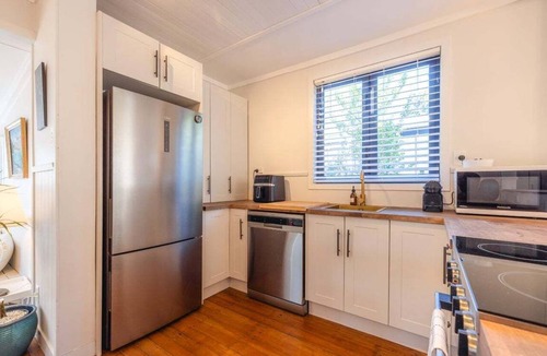 Surfdale Cottage | Oscar's Cottage by Waiheke Pure, charming, renovated, central