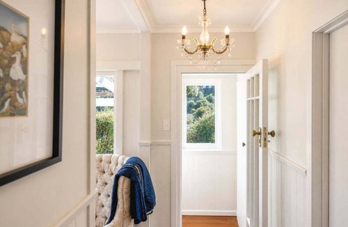 Surfdale Cottage | Oscar's Cottage by Waiheke Pure, charming, renovated, central
