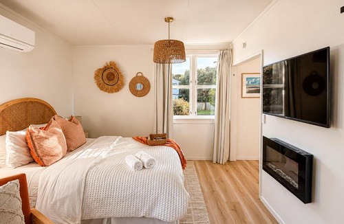 Waikanae House | Outdoor Bath Under the Stars, Couples Escape