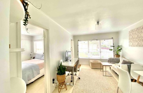 Mount Wellington Apartment | Own sunny quiet haven, own 1 bedroom house & garden with car park, central to Airport, CBD & Sylvia Park Mall