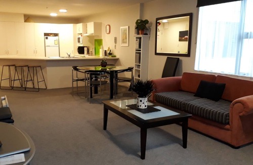 Mount Maunganui Apartment | Pacific Island-style @ the foot of 'Mauao' Mount Maunganui