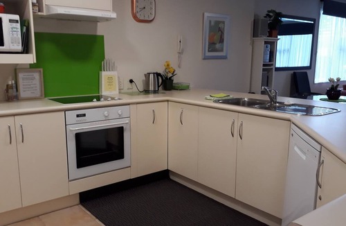 Mount Maunganui Apartment | Pacific Island-style @ the foot of 'Mauao' Mount Maunganui