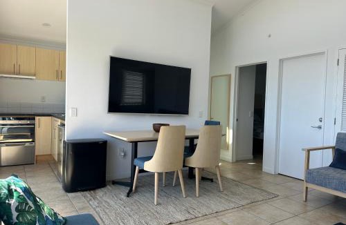 Palm Beach Apartment | Palm Breeze 2 Bedroom Seaview 95m Apartment-Traveller Award Winner 2026