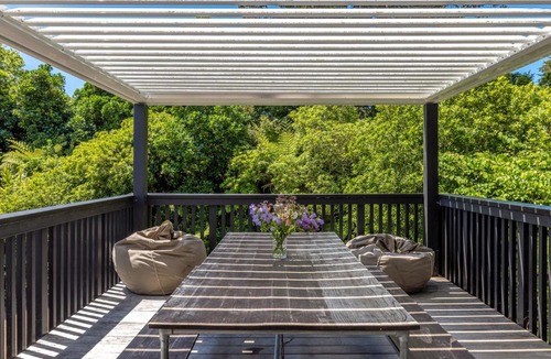 Waiheke Island House | Palm Grove - A Relaxed Onetangi Bush Retreat