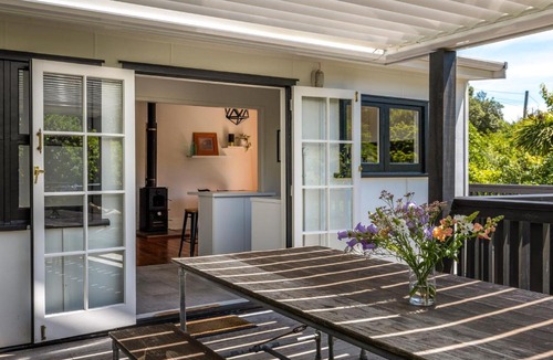 Waiheke Island House | Palm Grove - A Relaxed Onetangi Bush Retreat