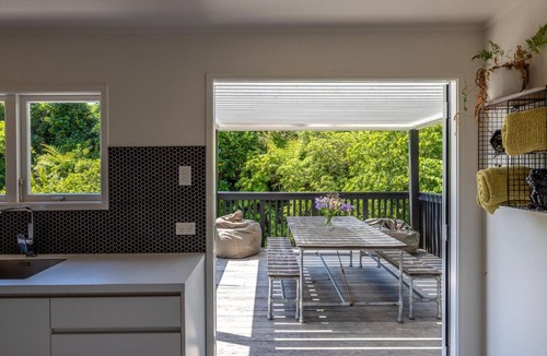 Waiheke Island House | Palm Grove - A Relaxed Onetangi Bush Retreat