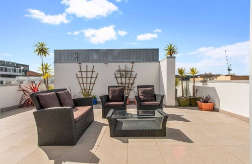 Auckland Central Business District Apartment | Panoramic City View Apartment + Air Con/Carpark