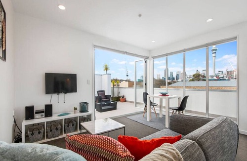 Auckland Central Business District Apartment | Panoramic City View Apartment + Air Con/Carpark