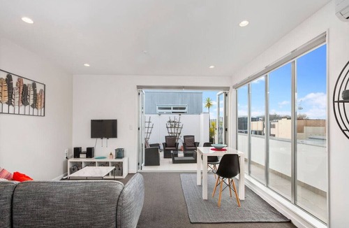 Auckland Central Business District Apartment | Panoramic City View Apartment + Air Con/Carpark