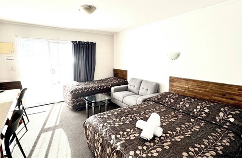 Papakura Hotel | Papakura Pioneer Motor Lodge and Motel