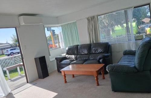 Papamoa Beach House | Papamoa budget accomodation's