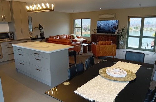 Lowburn House | Paradise on Pearson,Spa Pool | Private Pond | Mountain Views,3 mins to Cromwell