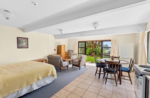 Parapara House | Parapara Esplanade Stay