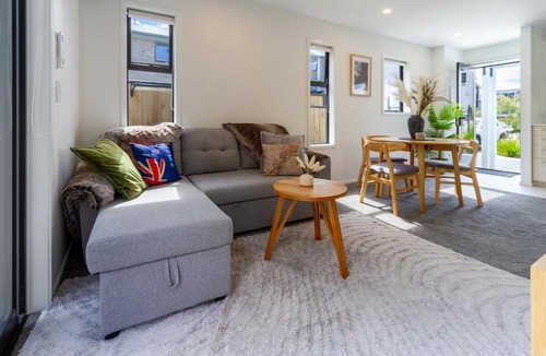 Upper Riccarton Apartment | Park View Townhouse - EV Carpark