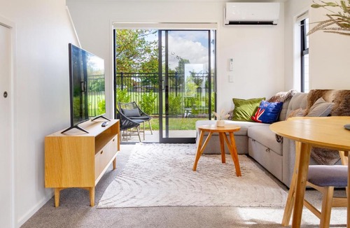 Upper Riccarton Apartment | Park View Townhouse - EV Carpark