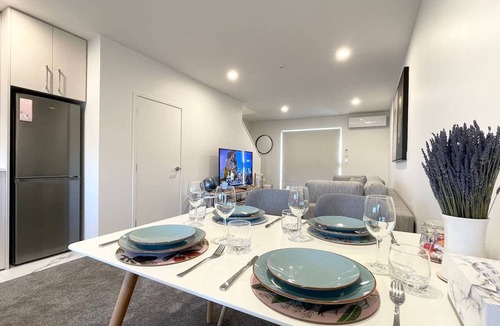Riccarton Villa | Parkside townhouse with parking and courtyard in Christchurch
