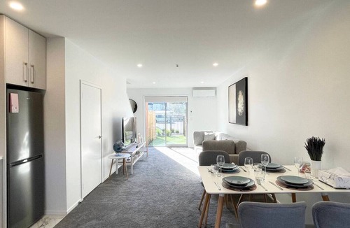 Riccarton Villa | Parkside townhouse with parking and courtyard in Christchurch