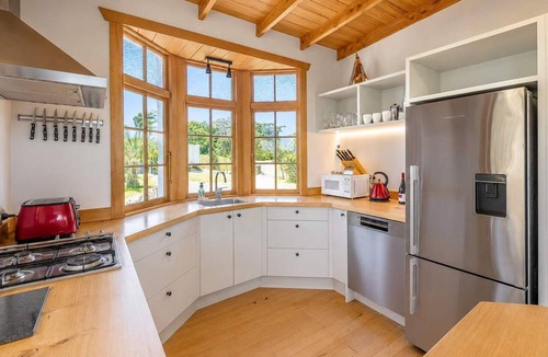 Oneroa House | Pat's Bach - Elevated Bay Views Over Little Oneroa