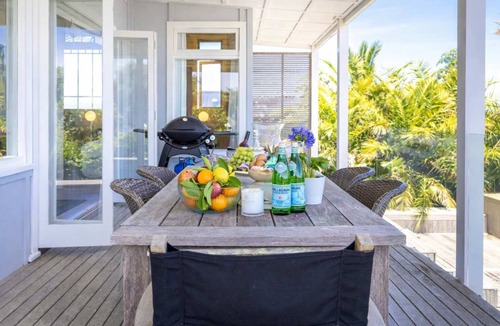 Oneroa House | Pat's Bach - Elevated Bay Views Over Little Oneroa