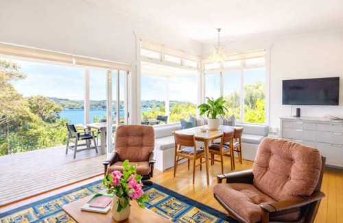 Oneroa House | Pat's Bach - Elevated Bay Views Over Little Oneroa