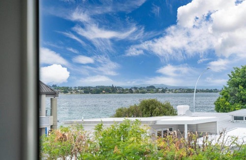 Taupo House | Pataka Lookout - Taupo