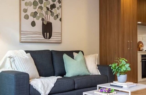 Edgeware House | Peaceful City Fringe Escape with Carpark