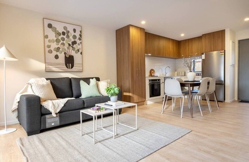 Edgeware House | Peaceful City Fringe Escape with Carpark