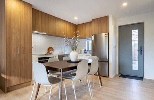Edgeware House | Peaceful City Fringe Escape with Carpark