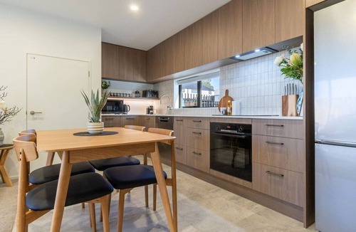 Linwood House | Peaceful Family CBD Stay w/Car Park + EV charger