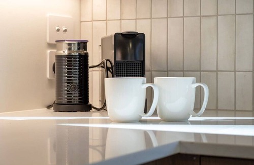 Linwood House | Peaceful Family CBD Stay w/Car Park + EV charger