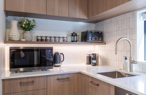 Linwood House | Peaceful Family CBD Stay w/Car Park + EV charger
