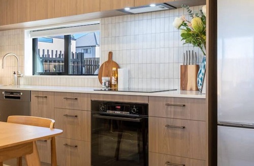 Linwood House | Peaceful Family CBD Stay w/Car Park + EV charger