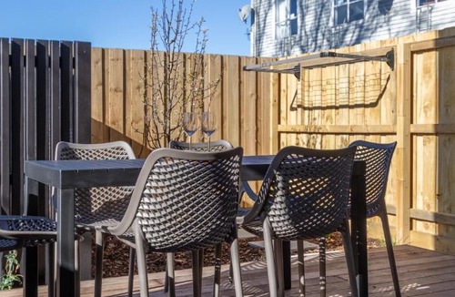 Linwood House | Peaceful Family CBD Stay with Car Park & EV charger