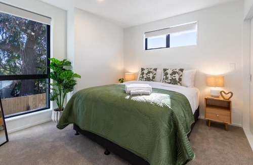 Linwood House | Peaceful Family CBD Stay with Car Park & EV charger