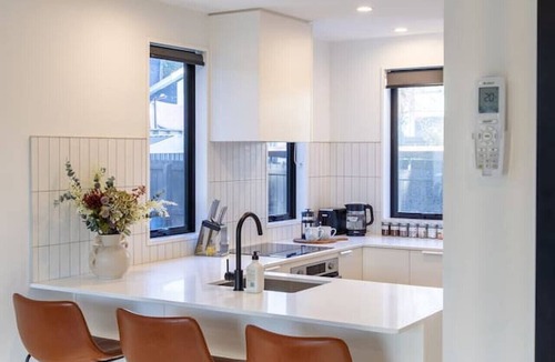 Merivale House | Peaceful Merivale Hideaway - Parkside + Parking
