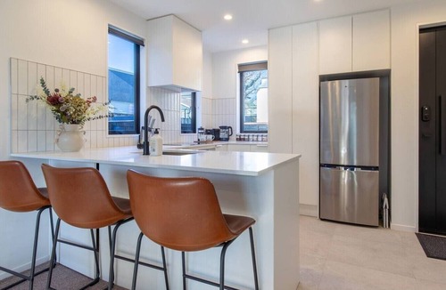 Merivale House | Peaceful Merivale Hideaway - Parkside + Parking