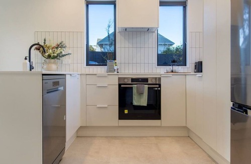 Merivale House | Peaceful Merivale Hideaway - Parkside + Parking