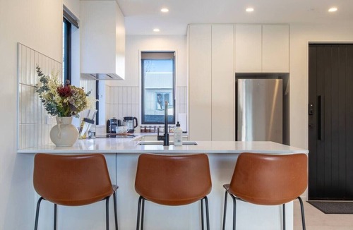 Merivale House | Peaceful Merivale Hideaway - Parkside + Parking