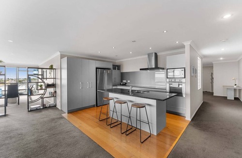 Papamoa Beach Apartment | Penthouse & Panoramic Views!