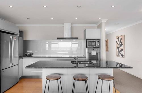 Papamoa Beach Apartment | Penthouse & Panoramic Views!