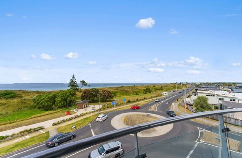 Papamoa Beach Apartment | Penthouse & Panoramic Views!