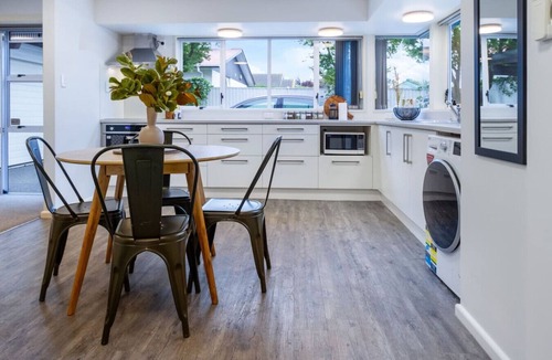 Burnside House | Perfect 1-Bedroom Retreat Near the Airport