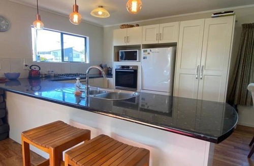 Whangamata House | Perfect Holiday Bach – Walk to Beach & Town