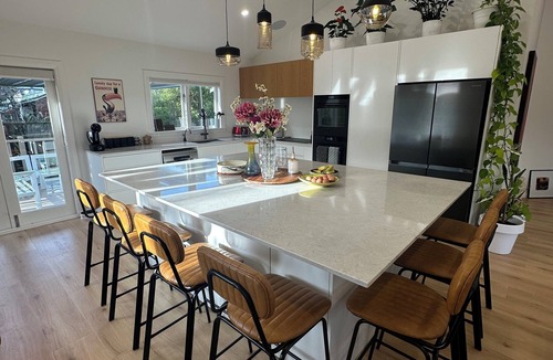 Raumati Beach House | Perfect Multi Family Raumati Home - 4BR + 2BR Wing