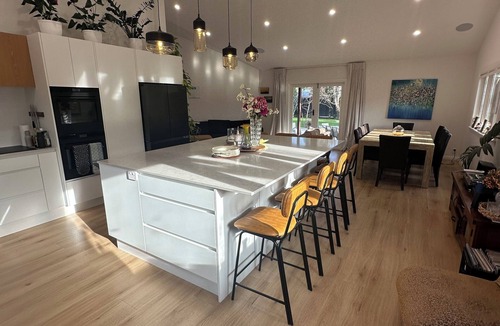 Raumati Beach House | Perfect Multi Family Raumati Home - 4BR + 2BR Wing