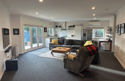 Raumati Beach House | Perfect Multi Family Raumati Home - 4BR + 2BR Wing