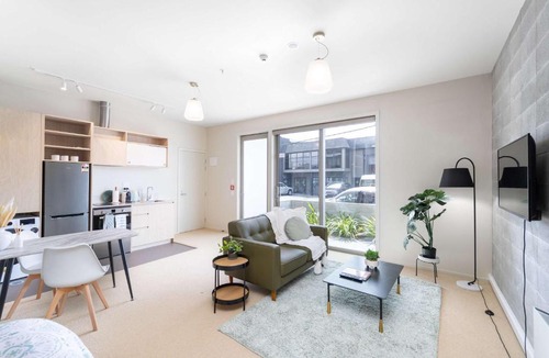 Petone Apartment | Petone City Studio with Balcony Sleeps 2