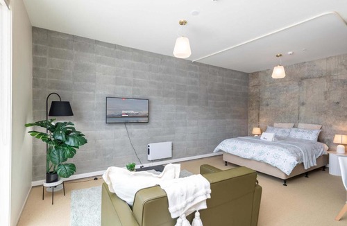 Petone Apartment | Petone City Studio with Balcony Sleeps 2